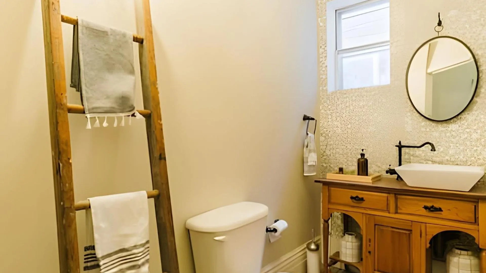 Hébergement de vacances Villa Charming Family House 3 Bdr With Balcony à Toronto